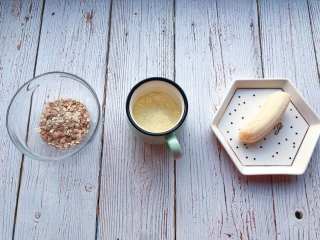 1、宝宝辅食——香蕉燕麦奶糊,准备食材：即食燕麦 20 g、婴儿配方奶 16 g、香蕉半根