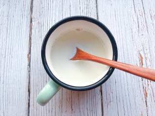 2、宝宝辅食——香蕉燕麦奶糊,45度左右温水120毫升加入婴儿配方奶中，调匀