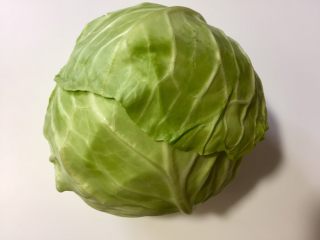 1、培根手撕包菜,准备一个包菜