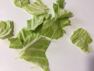 2、培根手撕包菜,手撕成这样，不要切哈，