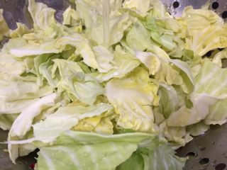 3、培根手撕包菜,冲洗干净并且沥干，越干越好哦