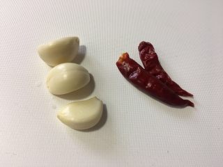 4、培根手撕包菜,剥好大蒜头，洗好干辣椒