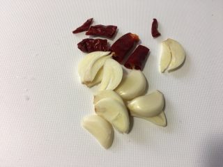 5、培根手撕包菜,蒜切片，辣椒切段去籽