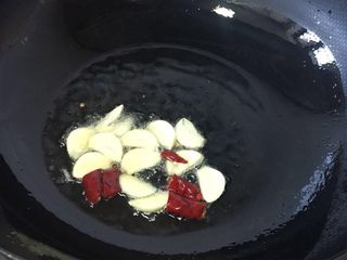 7、培根手撕包菜,锅里放油烧热爆香蒜片和辣椒