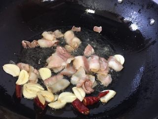 8、培根手撕包菜,放入培根，小火哦，以免焦了