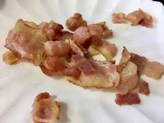 9、培根手撕包菜,把培根的油炸出一些，这样装盘盛出备用