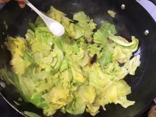 11、培根手撕包菜,稍微炒软了加盐，和生抽（你也可以不加），不要炒的太软影响口感哦