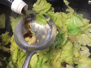 12、培根手撕包菜,在加一点点陈醋淋入锅边，不要放多