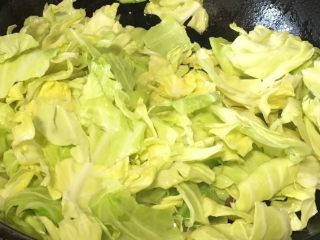 10、培根手撕包菜,开大火，一定是大火哦，锅里放入包菜快速翻炒