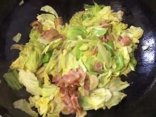 13、培根手撕包菜,加入培根翻炒均匀即可关火