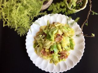 14、培根手撕包菜,装盘盛出，很漂亮吧……