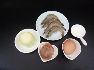 1、西葫芦鲜虾圈,准备好食材(适合18个月以上的宝宝)