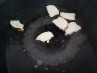 2、西葫芦鲜虾圈,把杏鲍菇焯水