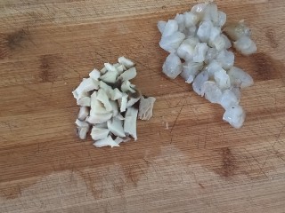 3、西葫芦鲜虾圈,和处理好的虾一起切成小丁(把虾去皮、去头、去虾线。