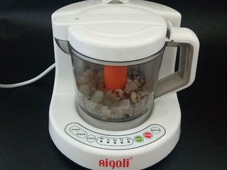 4、西葫芦鲜虾圈,放入宝宝辅食机中，加入蛋清