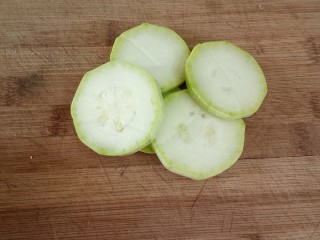 7、西葫芦鲜虾圈,把西葫芦切成1cm的厚片