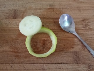 8、西葫芦鲜虾圈,用小勺子在中间转一圈(如图