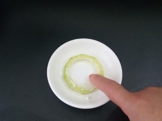 9、西葫芦鲜虾圈,再把内部沾上一层淀粉。
