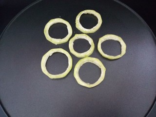 10、西葫芦鲜虾圈,放入抹过一层油的煎锅中