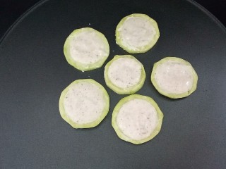 11、西葫芦鲜虾圈,把馅料填入(小火)