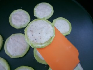 12、西葫芦鲜虾圈,翻面