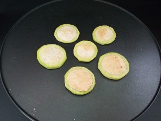 13、西葫芦鲜虾圈,煎至微面即可