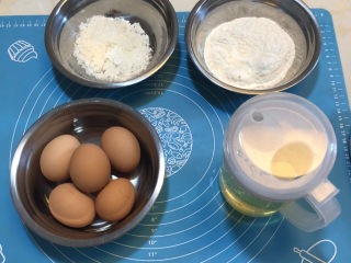 1、戚风蛋糕胚,备好材料