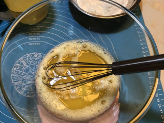 4、戚风蛋糕胚,化糖后加入60克食用油继续搅拌均匀
