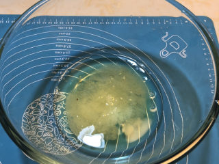 7、戚风蛋糕胚,蛋清中加入50克白糖和少许柠檬洗汁