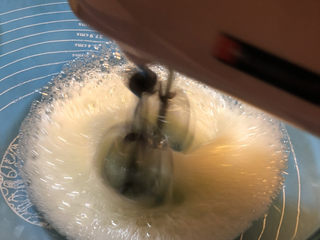 8、戚风蛋糕胚,先慢速搅拌3到4分钟