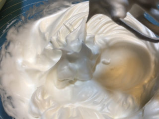 9、戚风蛋糕胚,后改快速打至鸡尾状