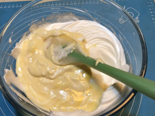 11、戚风蛋糕胚,再倒回蛋白处，翻拌均匀为止