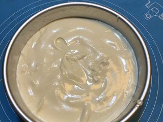 12、戚风蛋糕胚,倒入8寸模具中！