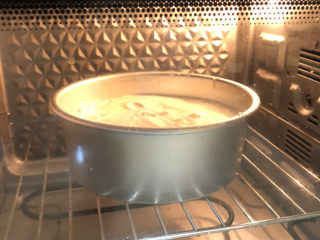 13、戚风蛋糕胚,上火165。 下火155。烘烤28分钟