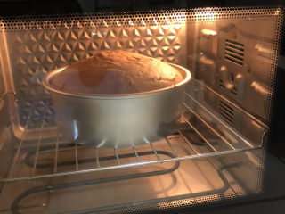 14、戚风蛋糕胚,膨胀至最高处再稍稍回落一点即可出炉