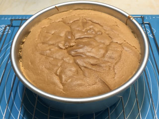 15、戚风蛋糕胚,出炉后至桌面震一下！再倒扣至冷凉网