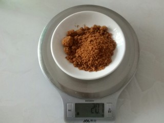 1、自制红豆沙,红糖准备好。