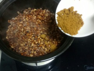 3、自制红豆沙,转小火煮90分钟，关火，加入红糖。