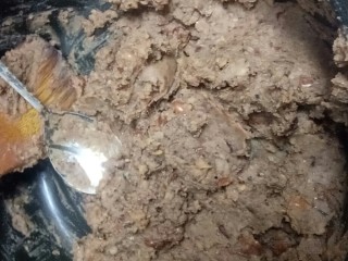 7、自制红豆沙,炒至豆沙水分蒸干，关火。