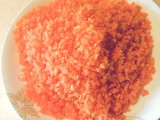 1、产后宜食 胡萝卜花卷馒头,胡萝卜洗净切碎