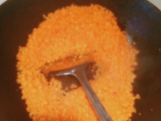 2、产后宜食 胡萝卜花卷馒头,倒入少许橄榄油炒熟红萝卜,放凉备用。