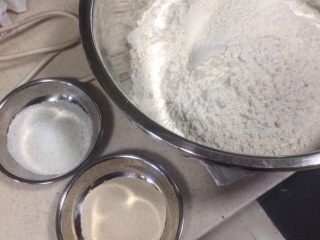 3、产后宜食 胡萝卜花卷馒头,准备好 面粉、白砂糖、酵母粉
