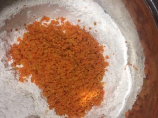 4、产后宜食 胡萝卜花卷馒头,放入冷却后的胡萝卜 一起搅拌。温水和面。