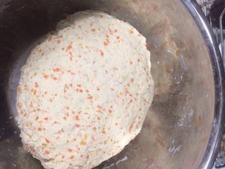 5、产后宜食 胡萝卜花卷馒头,将和好的面 发酵15-20分钟