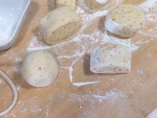 7、产后宜食 胡萝卜花卷馒头,将一部分面团揉成馒头