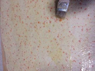 8、产后宜食 胡萝卜花卷馒头,用剩下一部分面制作画卷。摊开均匀刷上橄榄油。