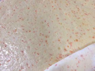 9、产后宜食 胡萝卜花卷馒头,因产后食用尽量少盐,撒少量盐在面皮上并均匀卷起来。