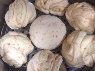 11、产后宜食 胡萝卜花卷馒头,上锅蒸。开锅后转中火20分钟。关火后2-3分钟后再掀锅盖!