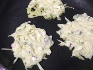 2、土豆混杂煎饼????,放入少量橄榄油 用筷子挑一坨放入不粘锅中 摊平 然后小火煎