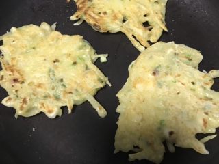 3、土豆混杂煎饼????,唔！没错凭着感觉可以翻面啦